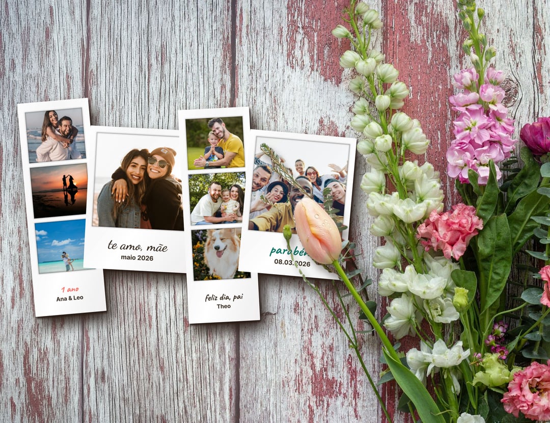 Duas Polaroids e duas tirinhas personalizadas sobre uma mesa de madeira clara, ao lado de um buquê de flores: 1 ano; te amo, mãe; feliz dia, pai; parabéns